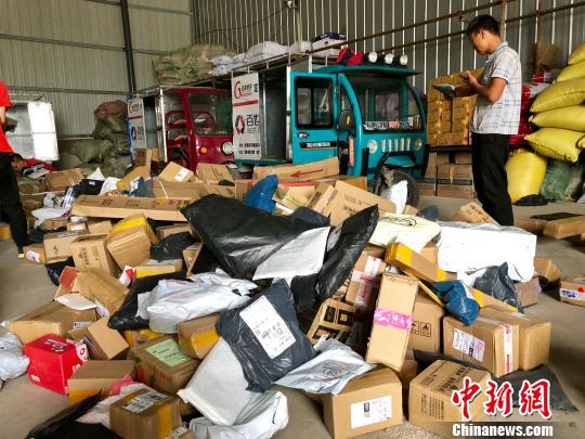 Packaging Tongwei agricultural and sideline products to be sent. Wang Zumin