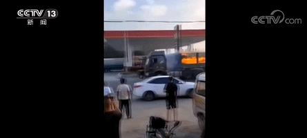 The truck caught fire and the driver drove running all the way.