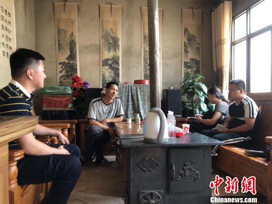 Nan Hongbin was interviewed by the media in his new house. Photo by Liao Ling