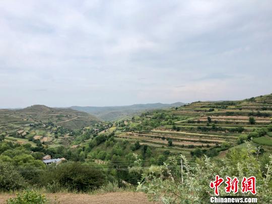Heshan Village, Longshan Town, Tongwei County. Due to poor land and population outflow, large areas of land are still barren. Wang Zumin
