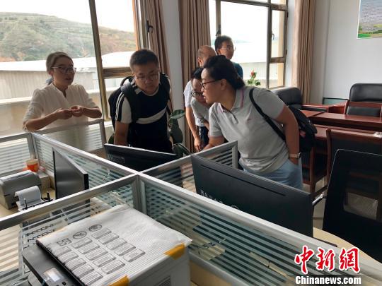 In the office of Tongwei Renjia E-commerce Co., Ltd., the constantly updated order information on the online shopping platform attracted the attention of visitors. Wang Zumin