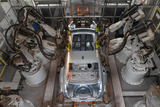 In the welding workshop of FAW Hongqi Prosperity Factory in Changchun, Jilin, robots weld vehicle parts. Xinhua News Agency reporter Zhang Nanshe